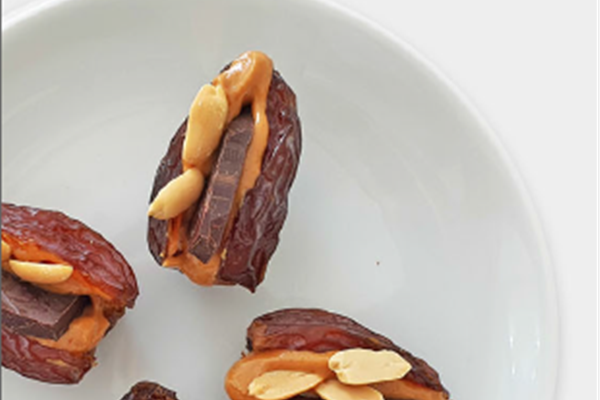 یک میان وعده رژیمی( خرما و کره بادام زمینی)